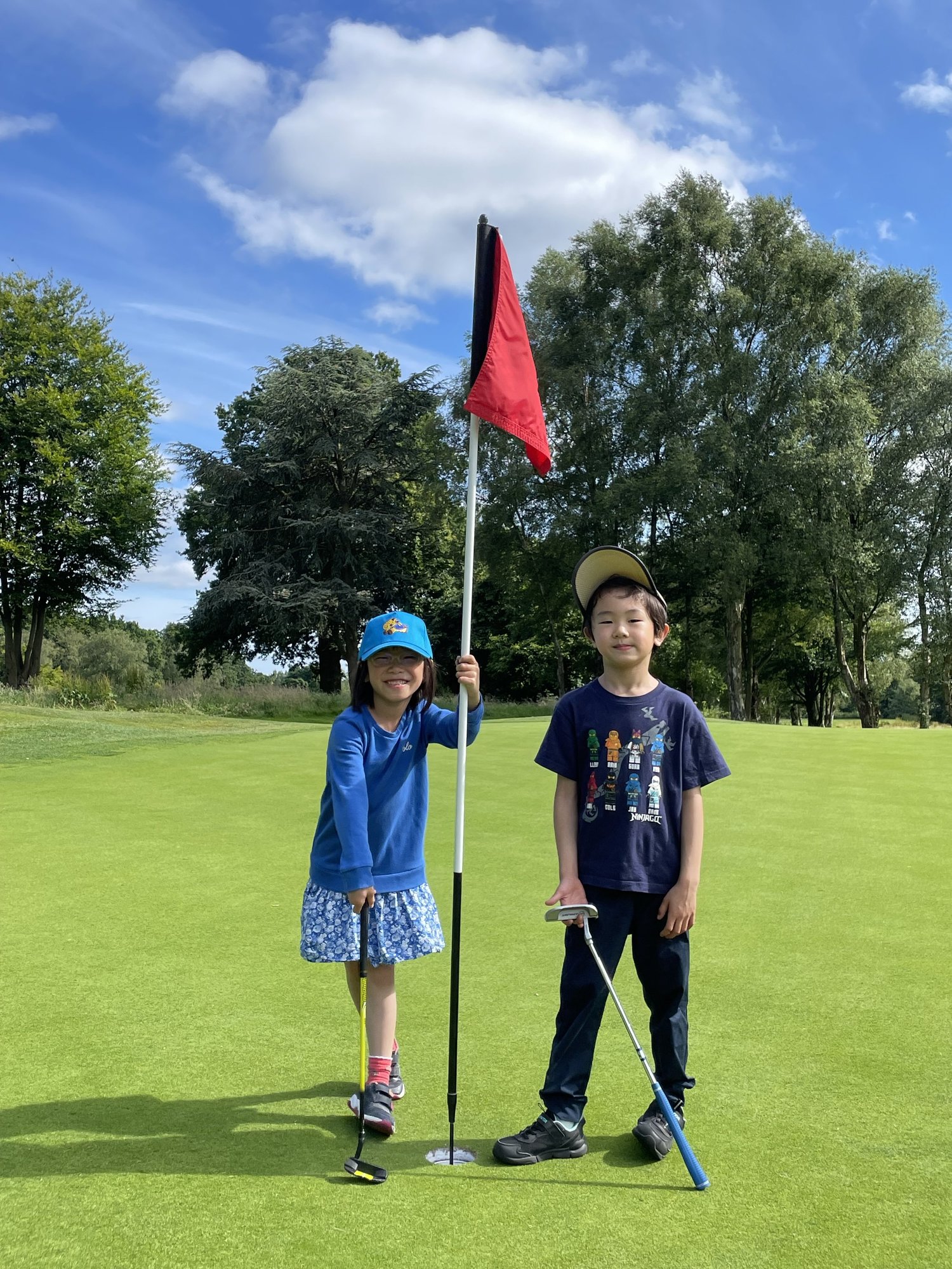 Junior golfers learning with a PGA coach